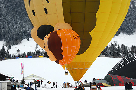 Château d'Oex, mongolfière prête au départ.